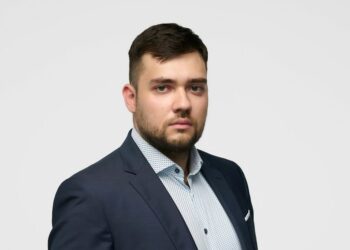 Kas iš tikrųjų privalo valyti sniegą prie daugiabučių: gyventojai, administratoriai ar savivaldybė?