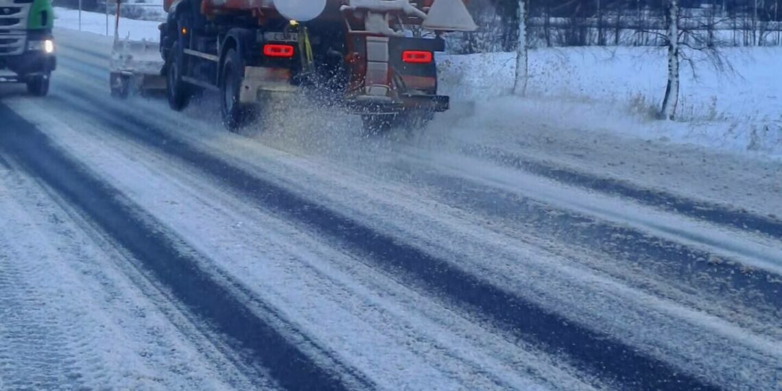 Kelininkai įspėja: šiose Lietuvos vietose darbai tęsis ir toliau – vairuotojų laukia spąstai