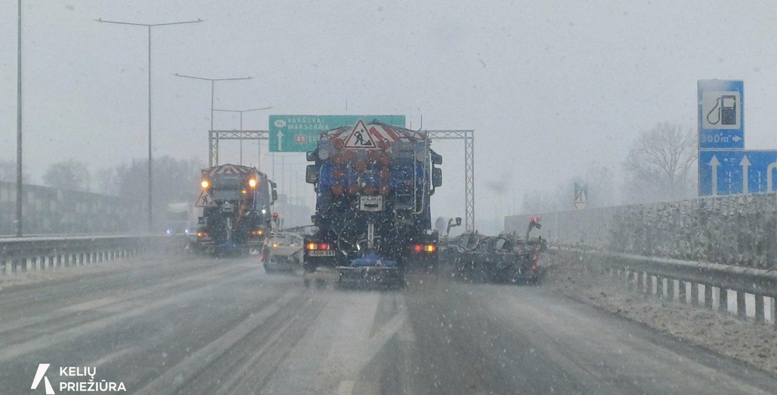 Kelininkai perspėja: artimiausiomis dienomis vairuotojų laukia chaosas keliuose ir pavojingos spūstys