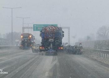 Kelininkai perspėja: artimiausiomis dienomis vairuotojų laukia chaosas keliuose ir pavojingos spūstys