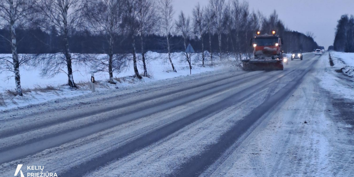 Kelininkai perspėja: žiemiški keliai niekur nedingo – vairuotojų laukia pavojingi spąstai