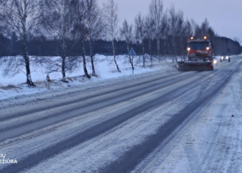 Kelininkai perspėja: žiemiški keliai niekur nedingo – vairuotojų laukia pavojingi spąstai
