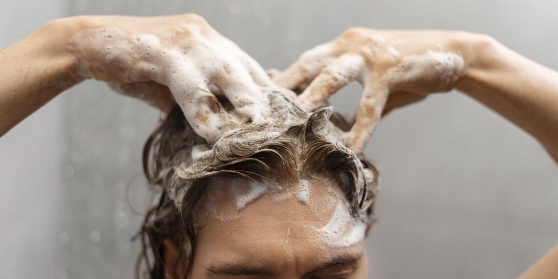 Kiek iš tiesų reikia plauti galvą? Dermatologė atskleidė pavojingą klaidą, kurią daro visi