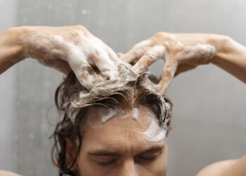 Kiek iš tiesų reikia plauti galvą? Dermatologė atskleidė pavojingą klaidą, kurią daro visi