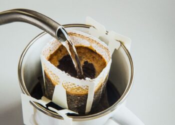 Kiek kartų galima užplikyti tą pačią dripo kavą? Ekspertai perspėja dėl pavojingos klaidos