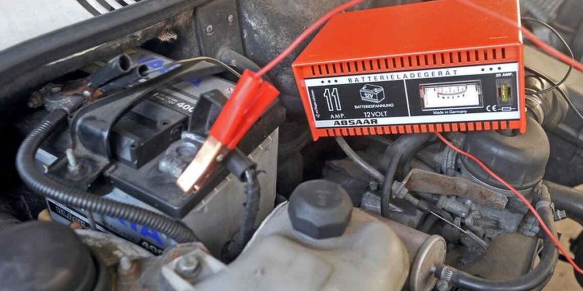 Kiek laiko iš tikrųjų krauti akumuliatorių? Šios klaidos gali jį sugadinti