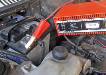 Kiek laiko iš tikrųjų krauti akumuliatorių? Šios klaidos gali jį sugadinti