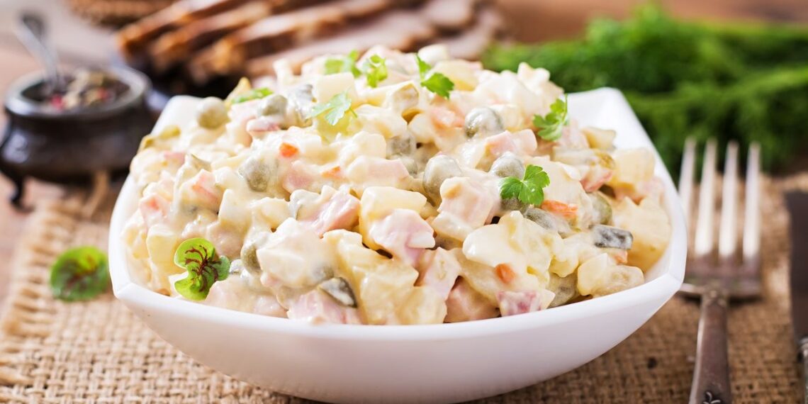 Kiek valandų iš tiesų galima laikyti paruoštas salotas „Olivjė“: dauguma net neįtaria ribos