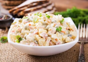 Kiek valandų iš tiesų galima laikyti paruoštas salotas „Olivjė“: dauguma net neįtaria ribos