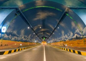 Kinai atidarė ilgiausią pasaulyje tunelį: 3 val. kelionę per kalnus sutrumpino iki 20 min