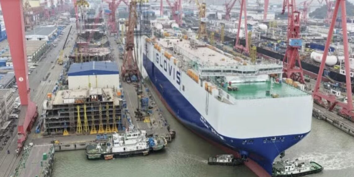 Kinai sukūrė vandens milžiną: didžiausias pasaulyje keltas talpina daugiau nei 10 tūkst. automobilių