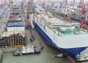 Kinai sukūrė vandens milžiną: didžiausias pasaulyje keltas talpina daugiau nei 10 tūkst. automobilių