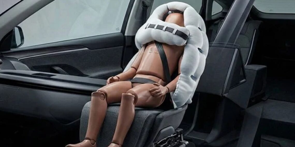 Kinai pristato revoliuciją kelyje: automobilio sėdynė su „kasko“ tipo oro pagalve aplink galvą