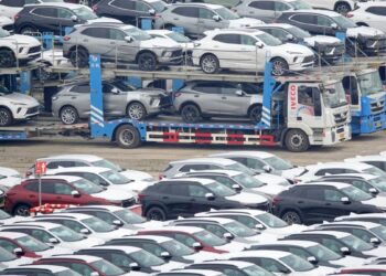 Kinai šluoja Europos automobilių rinką: gruodžio pardavimai šoktelėjo, vietos gamintojai šokiruoti