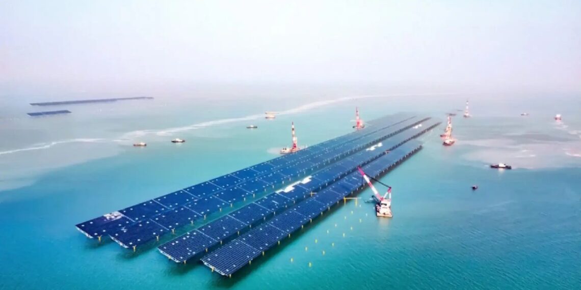 Kinai šokiruoja pasaulį: paleido milžinišką jūrinę saulės elektrinę, uždengusią 1200 ha vandens