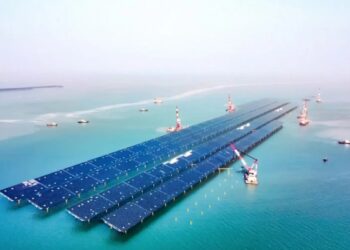 Kinai šokiruoja pasaulį: paleido milžinišką jūrinę saulės elektrinę, uždengusią 1200 ha vandens