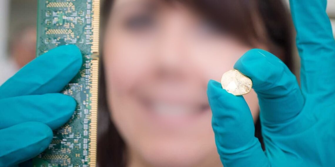 Kinai šokiruoja pasaulį: per 20 min. iš seno telefono išgauna 98 proc. aukso, tai keis viską