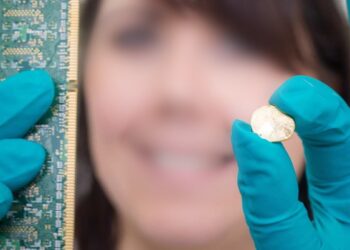 Kinai šokiruoja pasaulį: per 20 min. iš seno telefono išgauna 98 proc. aukso, tai keis viską