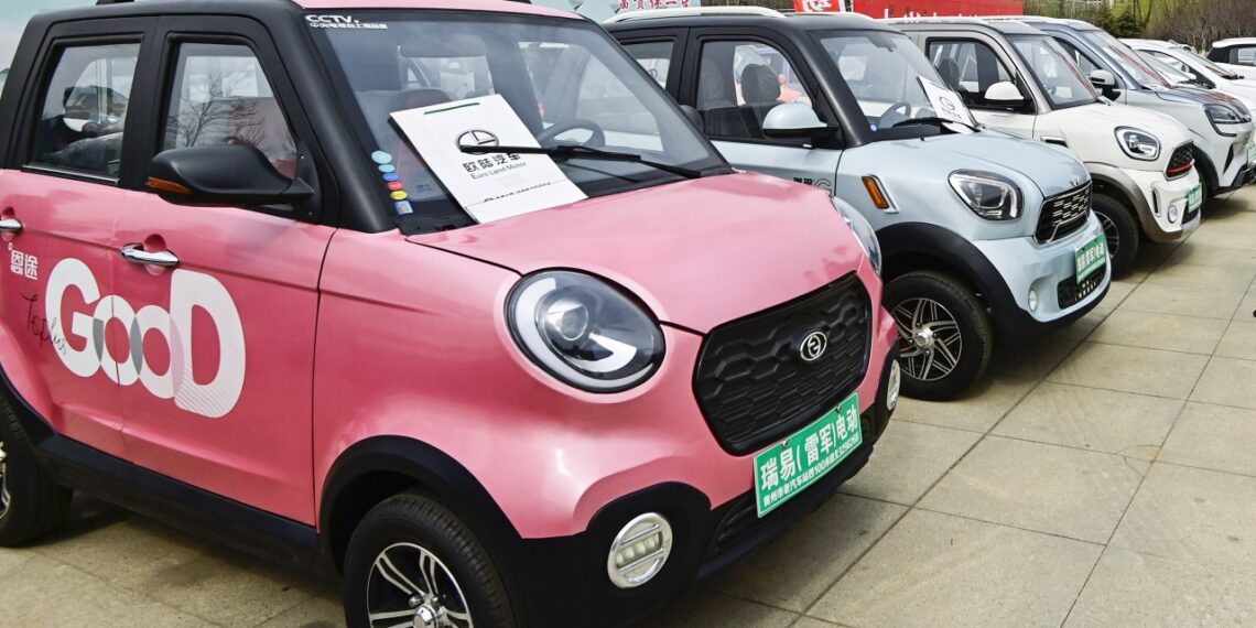 Kinietiški mini elektromobiliai užkariauja Europą: ar 2026-ieji sužlugdys brangius premium žvėris?