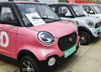 Kinietiški mini elektromobiliai užkariauja Europą: ar 2026-ieji sužlugdys brangius premium žvėris?