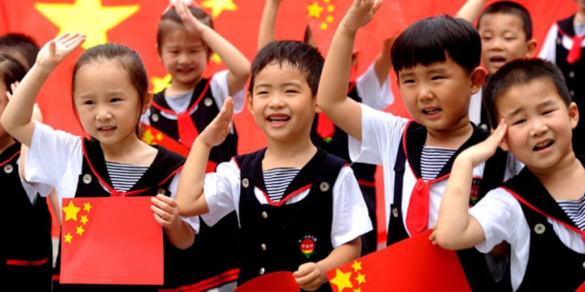 Kinija grimzta į neregėtą demografinę duobę: gimstamumas traukiasi iki šokiruojančio rekordo