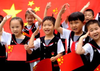 Kinija grimzta į neregėtą demografinę duobę: gimstamumas traukiasi iki šokiruojančio rekordo