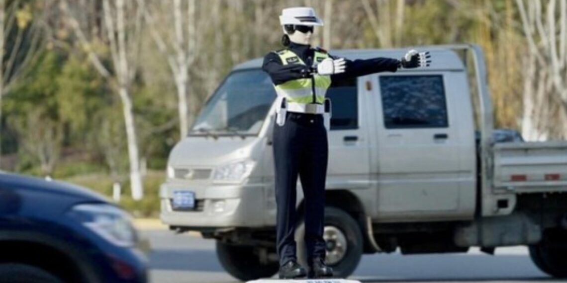 Kinijoje policininkus keičia robotas: dalina baudas, valdo eismą – ar tai greit atkeliaus į Lietuvą?