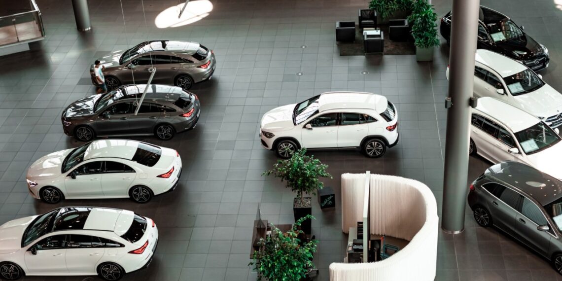 Kinijoje tyliai uždarinėjami „premium“ klasės salonai: kas iš tiesų vyksta su europietiškomis markėmis?