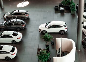 Kinijoje tyliai uždarinėjami „premium“ klasės salonai: kas iš tiesų vyksta su europietiškomis markėmis?