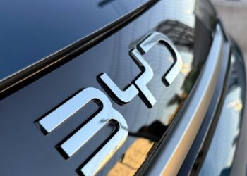 Kinų milžinas BYD smogia iš peties: naujos PHEV hibridės žada net 210 km tik elektra