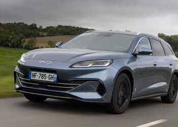 Kinų milžinė BYD šokiruoja planu: jau 2026 m. užsienyje nori parduoti 1,3 mln. elektromobilių