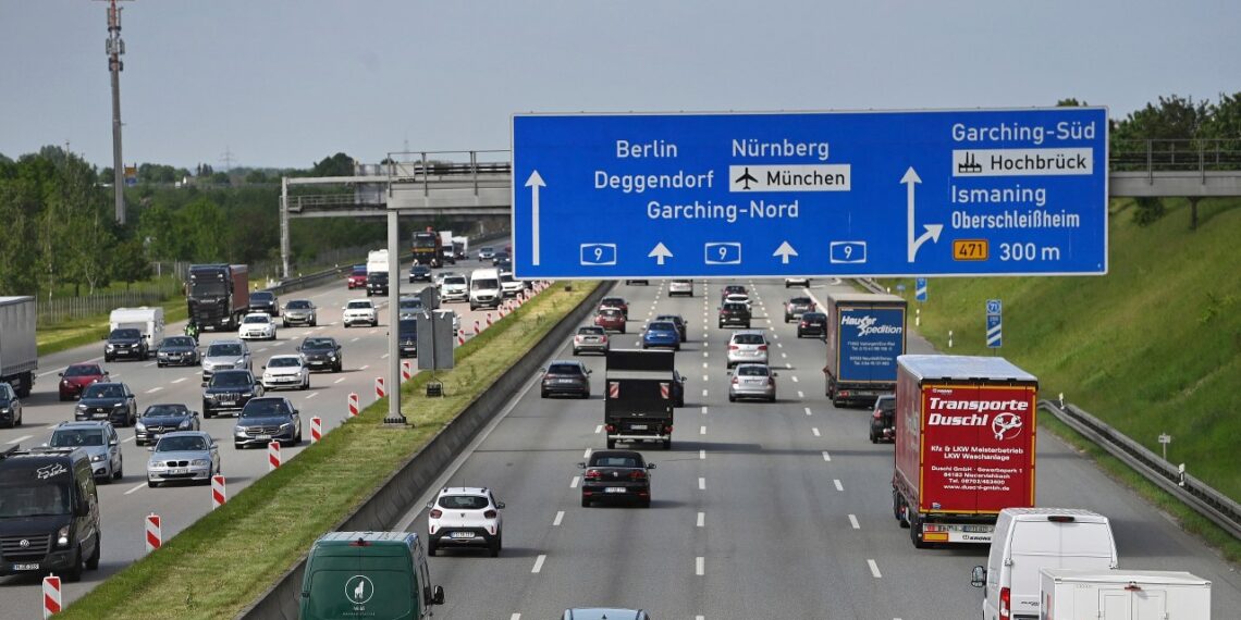 Kodėl autostradų ženklai ryškiai mėlyni? Priežastis šokiruos net patyrusius vairuotojus