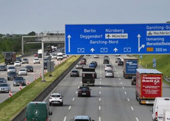 Kodėl autostradų ženklai ryškiai mėlyni? Priežastis šokiruos net patyrusius vairuotojus