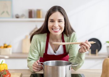 Kodėl niekada negalima palikti šaukšto puode: šokiruojančios liaudies prietaros ir mokslininkų įspėjimas