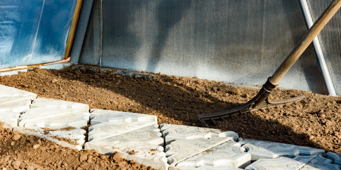 Kodėl patyrę daržininkai žiemą krauna sniegą į šiltnamį: netikėta nauda derliui ir dirvai