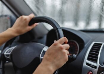 Kodėl vairuotojams ima pavojingai drebėti vairas ir automobilis? Meistrai atskleidė tikrąją bėdą