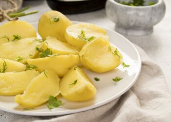 Kokią lemtingą klaidą darote virsdami bulves: virtuvės šefai atskleidė pagrindinę paslaptį