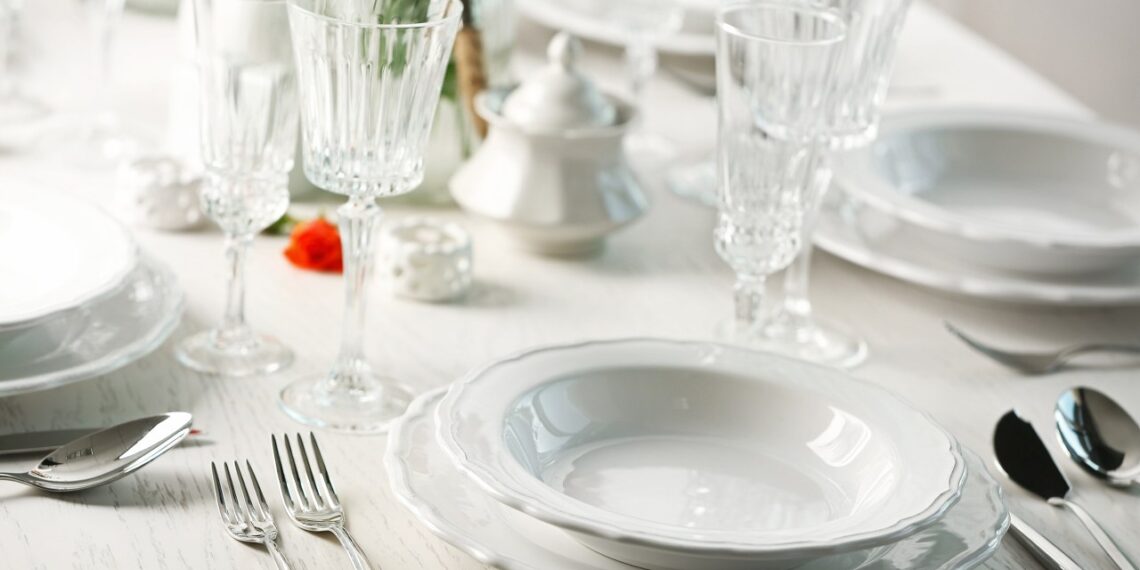 Koniec ze smugami na szkle! Trik, dzięki któremu kieliszki lśnią jak nowe, podbija internet