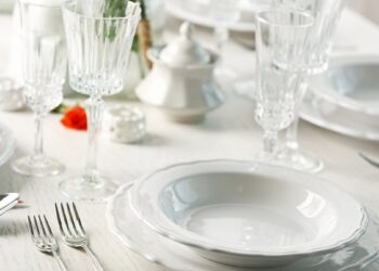 Koniec ze smugami na szkle! Trik, dzięki któremu kieliszki lśnią jak nowe, podbija internet