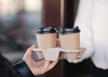 Kur mesti vienkartinius kavos puodelius? Lietuviai daro lemtingą klaidą – ekspertai įspėja