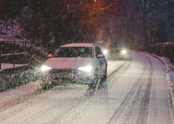 Lemtinga klaida slidžiame kelyje: vairuotojai daro šiuos žingsnius ir rizikuoja gyvybe