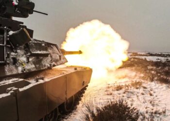 Lenkai parodė slaptą ginklą prieš Rusiją: naujieji Abrams jau šaudo Lenkijos pasienyje