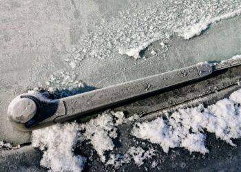 Lenkai atskleidė: šito NIEKADA nedaryk su prišalusiais valytuvais– štai vienintelis teisingas būdas