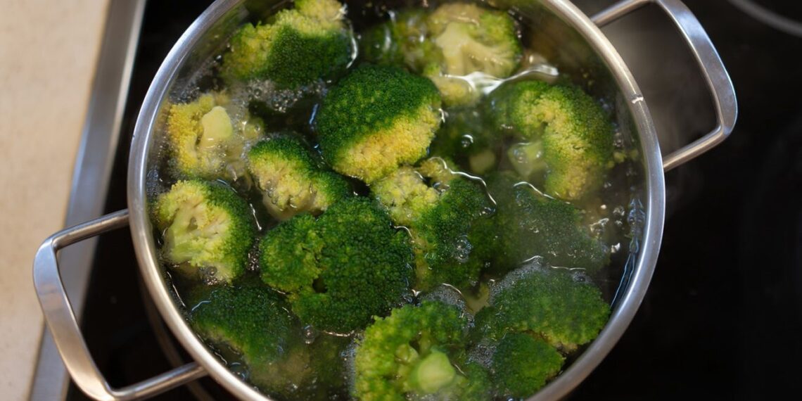 Lenkai atskleidė triuką: įmeskite žiupsnelį į vandenį ir brokoliai išliks ryškiai žali