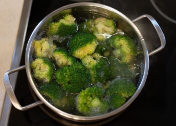 Lenkai atskleidė triuką: įmeskite žiupsnelį į vandenį ir brokoliai išliks ryškiai žali