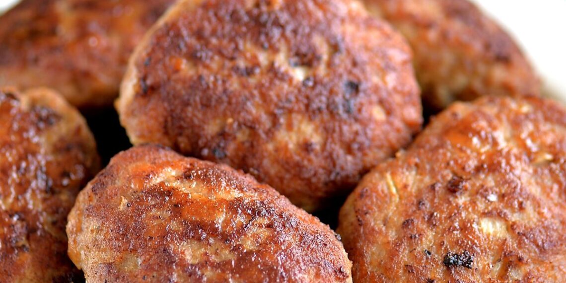 Lenkai atskleidė triuką: šaukštas šio produkto ir kotletai nebesitaško riebalais visoje virtuvėje