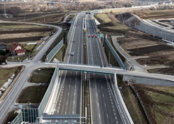 Lenkai giriasi: šalies keliai – rekordiškai saugūs, bet valdžia dar labiau varžo vairuotojus