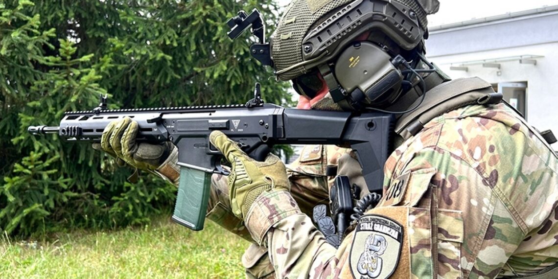 Lenkai kelia siaubą Pentagonui: Grot šautuvai šturmuoja JAV rinką, pasaulio armijos lekia pirkti