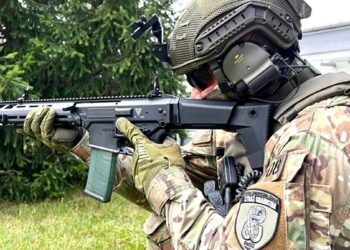 Lenkai kelia siaubą Pentagonui: Grot šautuvai šturmuoja JAV rinką, pasaulio armijos lekia pirkti