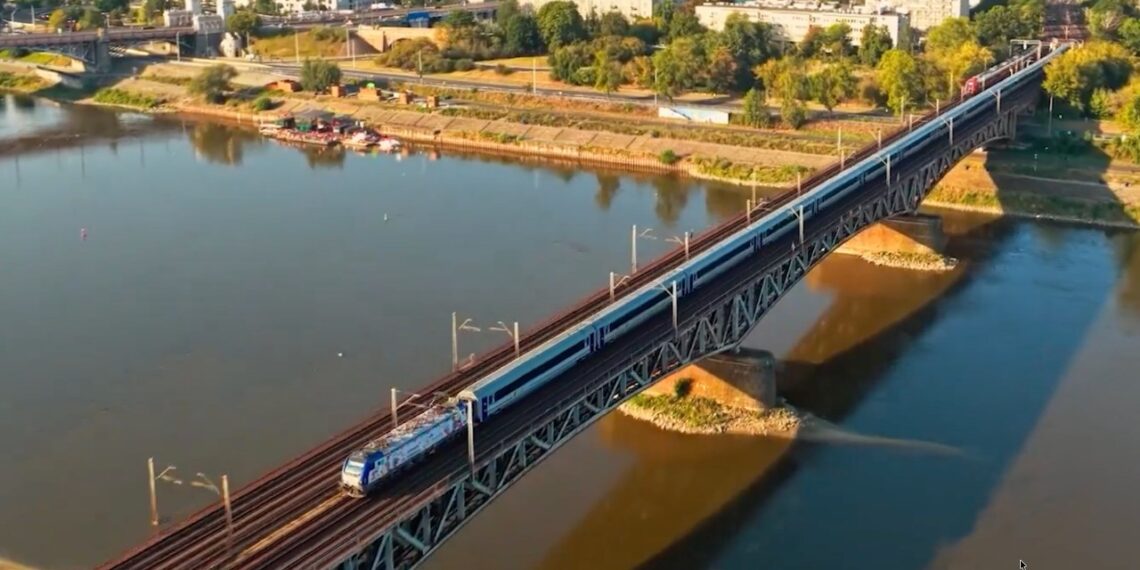 Lenkai masiškai metė automobilius: traukiniais 2025-aisiais važiavo net 89 mln. žmonių